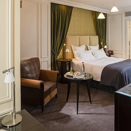 Hotel La Tremoille Parigi