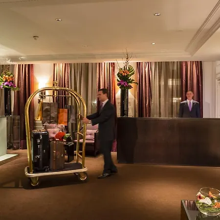 Hotel La Tremoille Parigi