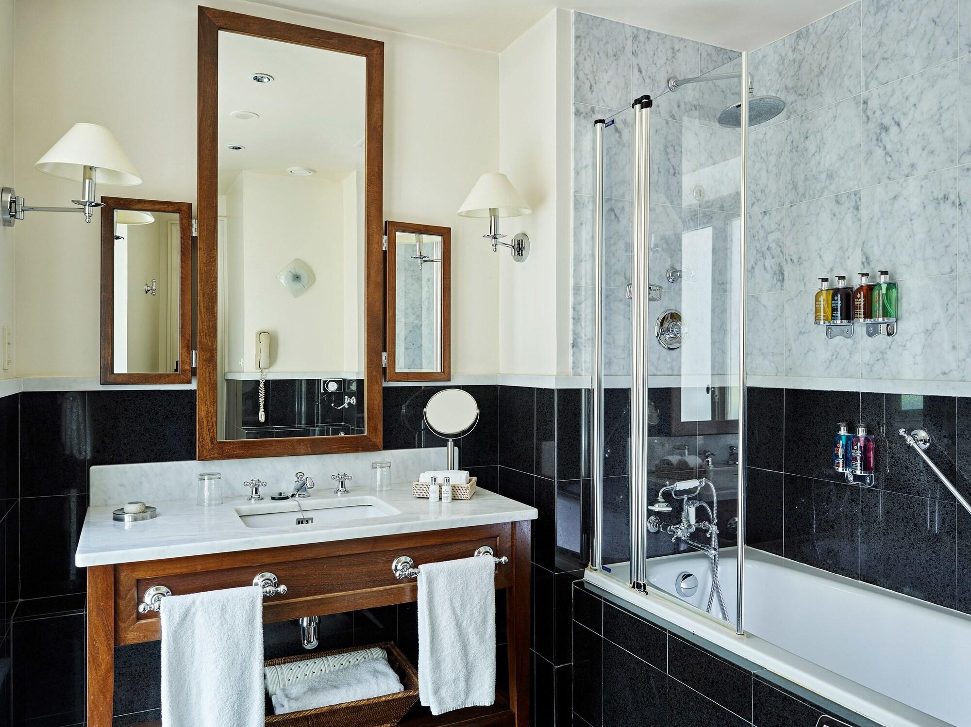 Hotel La Tremoille Parigi