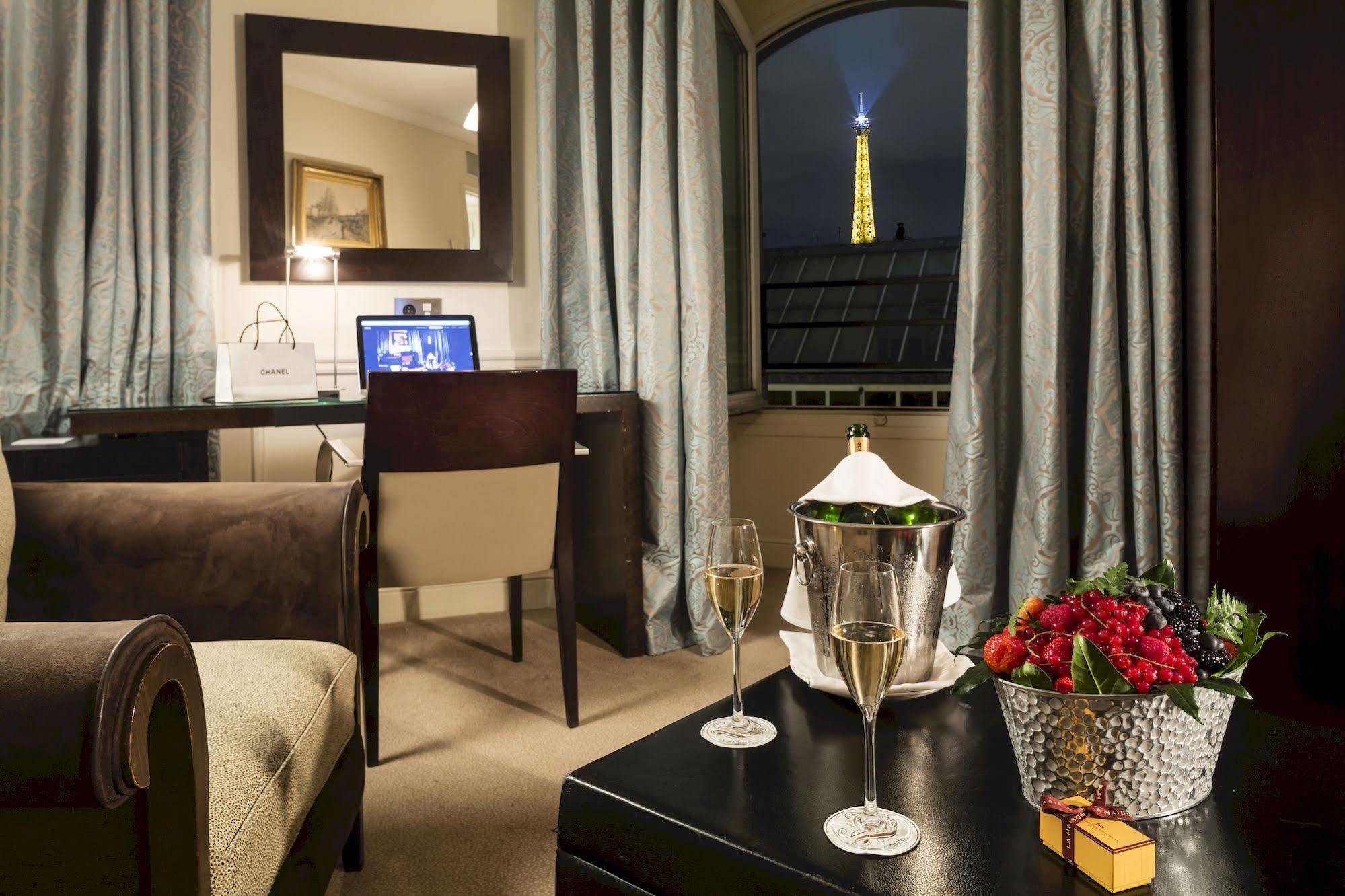 Hotel La Tremoille Parigi
